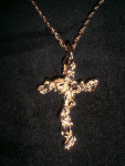 Nugget Cross. In goud of verguld.